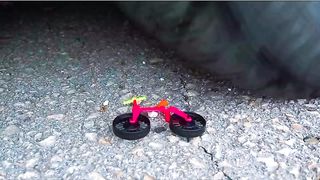 Esmagando coisas crocantes e macias de carro! CARRO EXPERIMENTAL vs MELANCIA