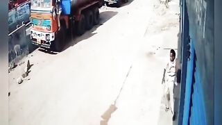 Jaguar attacks people and dogs!!!