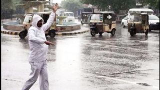 Early morning rain in different areas of Karachi