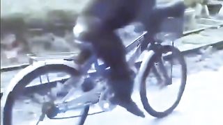 Un singe qui fait bikini