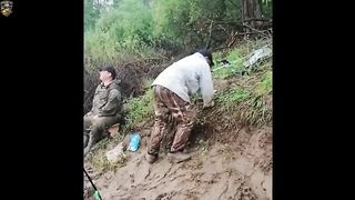 Смешные случаи на рыбалке _ Приколы на рыбалке _ Шок рыбалка _ Браконьеры на рыб.