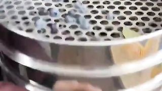 How blueberries are sorted by size. Как черника сортируется по размеру.