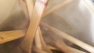 Boiling spoons to clean them？