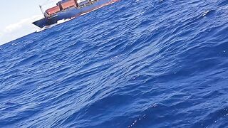 Navio Cargueiro Passando Em Alto Mar