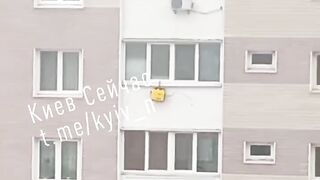 Мешканці столичної багатоповерхівки повісили генератор на 9-му поверсі