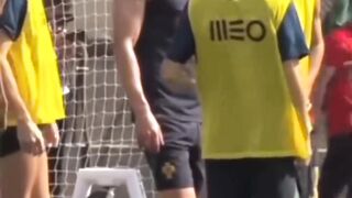 Ronaldo-is-impressed-by-Ruben-Dias-bicep