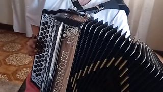 Vejam e apreciem como esta rapariga toca o Hino dos Arcos de Valdevez.