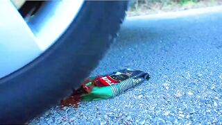 Esmagando coisas crocantes e macias de carro! CARRO EXPERIMENTAL vs SLIME