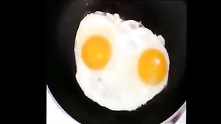 Rire avec une omelette râpeuse hhhhh