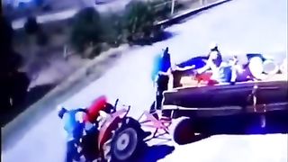 بہت ہی خطرناک ٹکر گاڑی کی ٹریکٹر کو