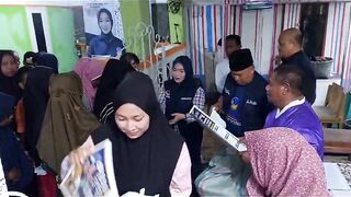 Pembagian Logistik dan Souvenir dan Kalender 2024 Oleh Team Sukses Hj. Umi Kultsum