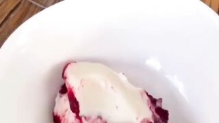 Musse de limão com frutas vermelhas