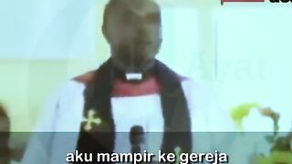 This pastor was expelled from his church and chose to sleep in the mosque.