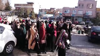 Афганські жінки мітингують проти заборони навчатися в університетах