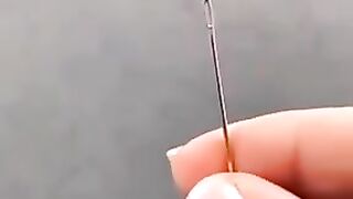 Como colocar a linha na agulha