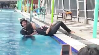 Cool photo pose ideas in the pool with daddy