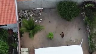 Ladrão tenta fugir pulando as casas mais é filmado por drone