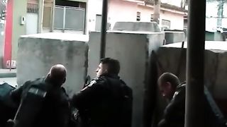 Policiais ficam presos na favela do rio