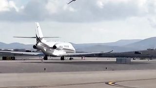 G4 makes a 90 degree turn to land effortlessly at Henderson Executive Airport in Nevada