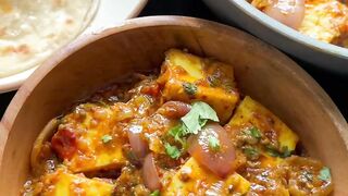 Dhaba style Paneer Do Pyaza! Check the recipe for the special curd masala that makes it taste so good!