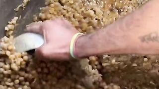 Itne buttery chole kulche khaye hai????? #indianstreetfood #streetfood #chole #kulcha #delhi