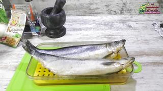 Малосольная селёдка пятиминутка, это простая и очень вкусная закуска из сельди.