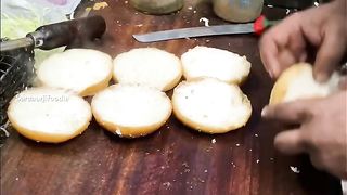 Paneer Burger in just 50/-???????? #burger #burgerrecipe #foodies #streetfoodindia #foodshorts #foodvlog
