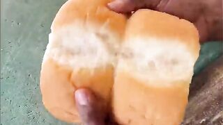 Ye try kiya hai kabhi????? #indianstreetfood #streetfood #ultavadapav #vadapav #delhi #delhifood