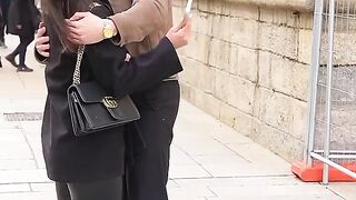 أنا حقا بحاجة لحضن هذه الفتاة