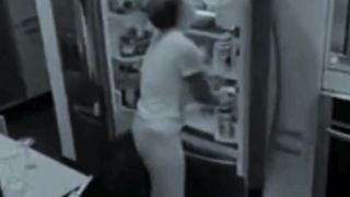 Uma  mulher esta sendo controlada por espíritos