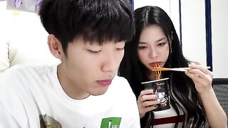 How this siblings eat eggs ????????????????????????????