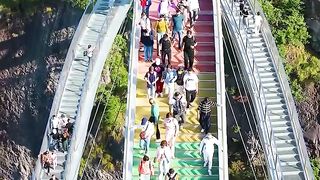 Zhejiang Shenxianju Ruyi Bridge, 100 meters long, suspended at the top of the 150-meter-high cliff, saw its shock here today.