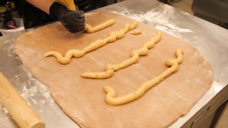 Taste beyond imagination! The best cinnamon roll bread in korea - korean dessert