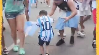 Minik bir Arjantinli Dünya Kupası'nı kutluyor ???? #shorts #worldcup.mp4