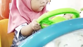 Anak naik odong odong