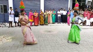 சேலையில் கரகாட்டம் ஆடி அசத்திய கல்லூரி மாணவிகள்