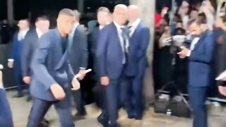 Mbappe sabar banget