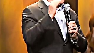 Arnold Schwarzenegger mostrando sua boa forma