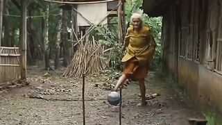 MBOK LUCU BERMAIN BOLA
