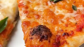 My Secret to Italian WOOD OVEN RESTAURANT-STYLE pizza without ANY equipment ???????? #pizza #shorts.
