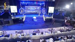 Hadiya Hashmi pays tribute to soldiers by singing 'Ay Puttar Hattan Te Nai Wikda' song.