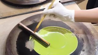 Matcha brûlée crepe made with plenty of matcha is the best!