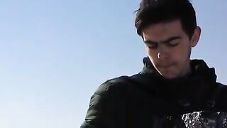 Ate na praia se toca concertina muito bem.
