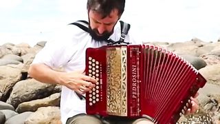 Apreciem e vejam como este artista toca no meio das pedras.