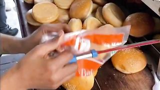 Aisi dabeli khayi hai???? #indianstreetfood #streetfood #delhistreetfood #dabeli #delhi #delhifood