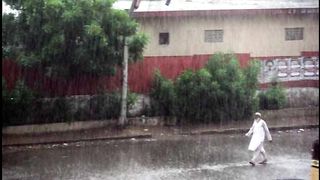 Karachi Heavy rain has started again in different areas of
