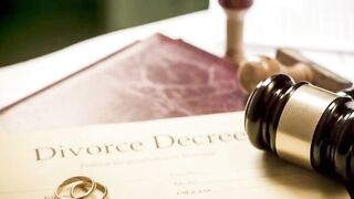 woman takes off her khula The husband does not bathe for many days, the