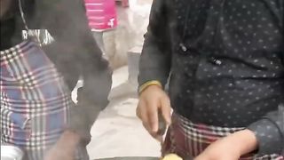 Aap kitne khaoge ye #indianstreetfood #streetfood #hotdog #krishnanagar #delhi #northdelhi