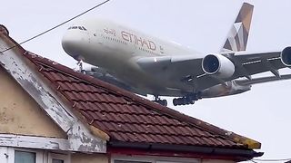 Planes Landing Very Low Over the Houses _fyp _foryou _aviation _airbus _boein