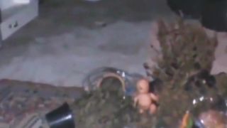 Uma boneca em um cemitério assombrado